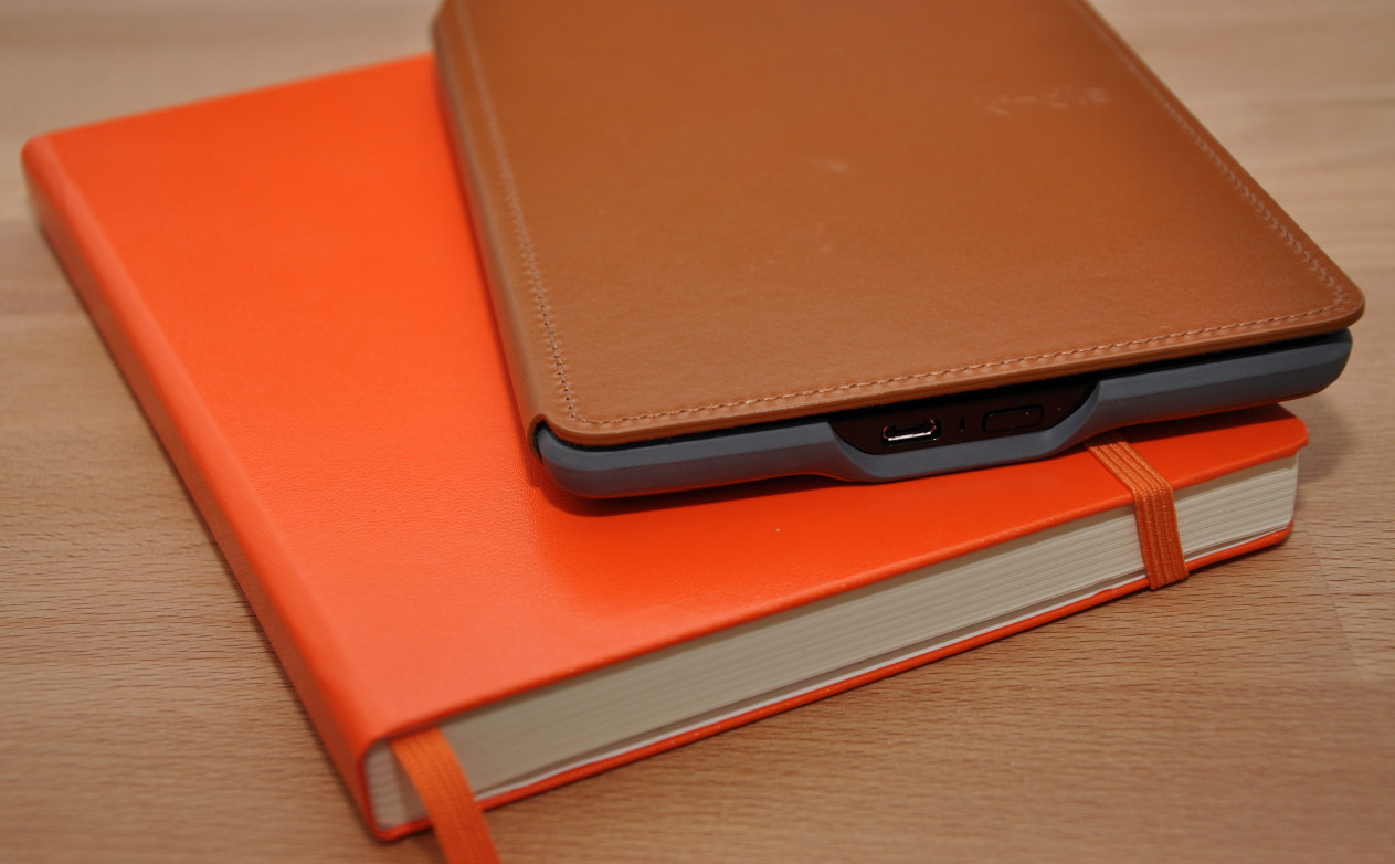 Kindle in Lederhülle auf Notizbuch